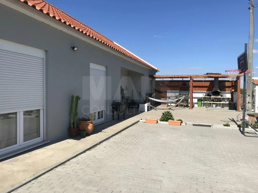 Quinta com moradia T4, piscina e anexos a 35 mint de Lisboa
