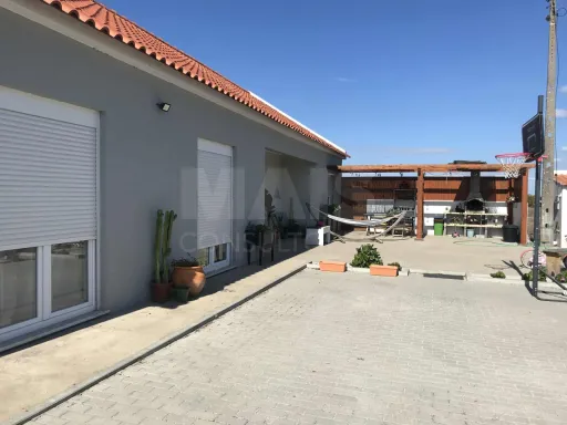 Quinta com moradia T4, piscina e anexos a 35 mint de Lisboa