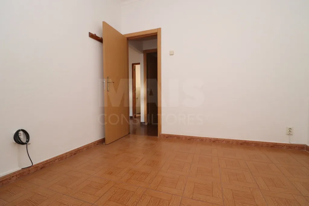 2-Bedroom Ground-Floor Apartment with Patio in Porto Alto