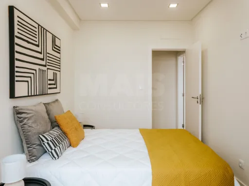 T3 Remodelado em Benfica | Varanda | Home Staging Incluído