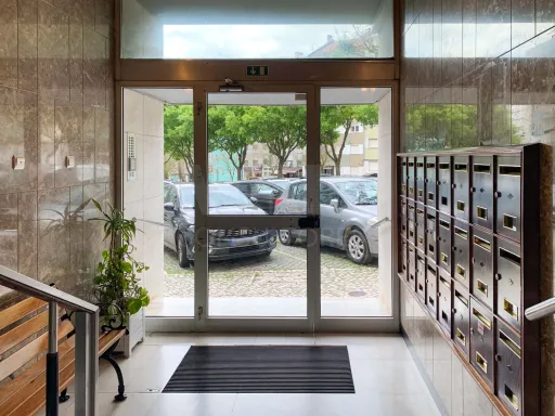 3 Bedroom Apartment in Benfica - Elevator, Natural Light and Central Location