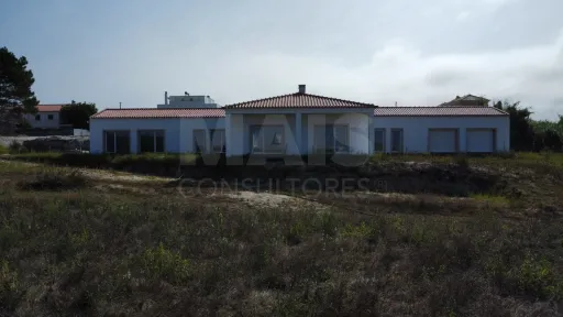 Moradia T4 Térrea com Grandes Áreas e Excelente Exposição Solar – Ferrel