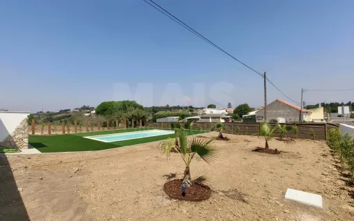 Moradia Térrea c/ Piscina, Jardim, Anexo, Garagem e Parqueamento, Inserida em Lote de 3.476m2 !