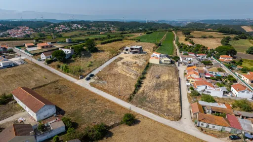 Moradia T4 nova com piscina em terreno de 2200m2