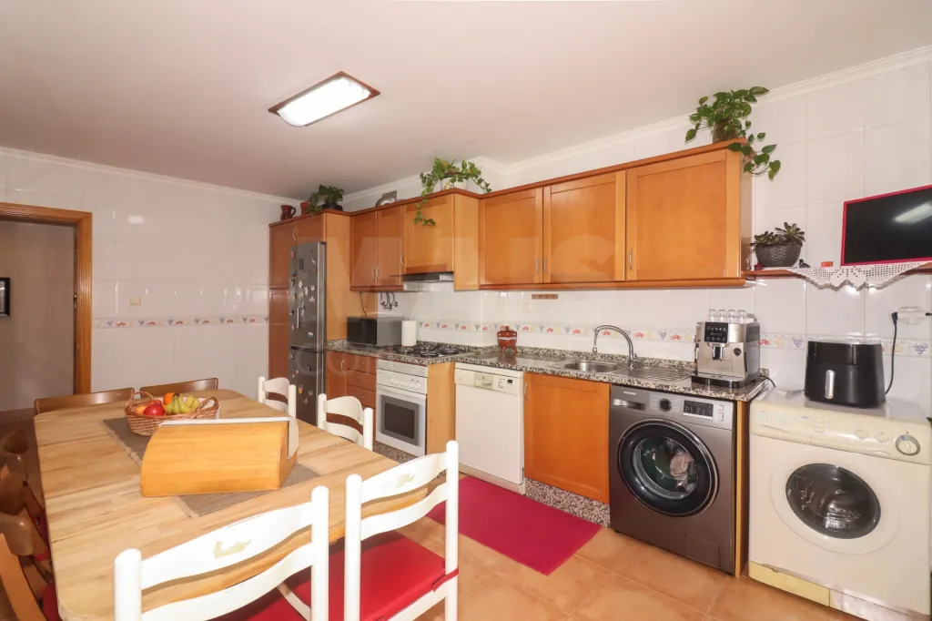 Espaçoso T3 com Suíte, Arrecadação e Estacionamento no Carregado