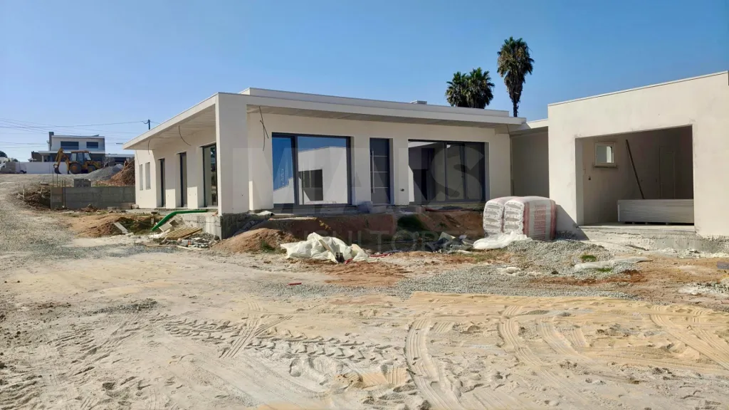 Moradia Contemporânea T4 com Suite Master, Piscina de Água Salgada, Garagem e Acabamentos Premium !