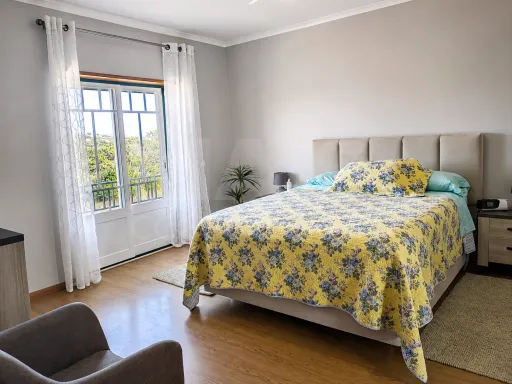 Moradia T3+1 pronta a habitar | Garagem fechada, pátio com churrasqueira e a 5 min das praias !