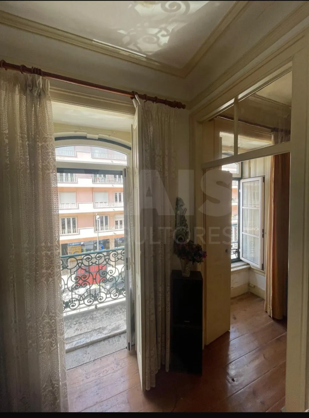 🏡Apartamento T4 para recuperação total em zona com charme histórico no coração de Lisboa!