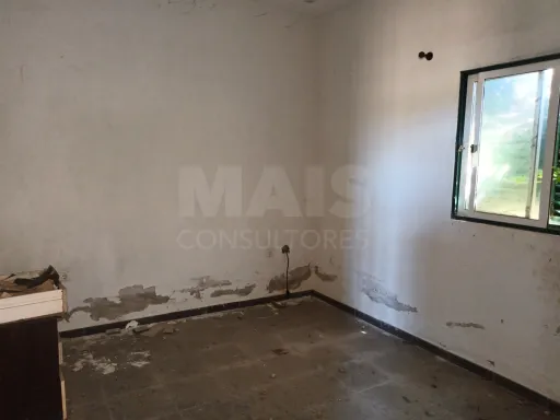 Moradia V1para remodelar com terreno para construção e agrícola.
