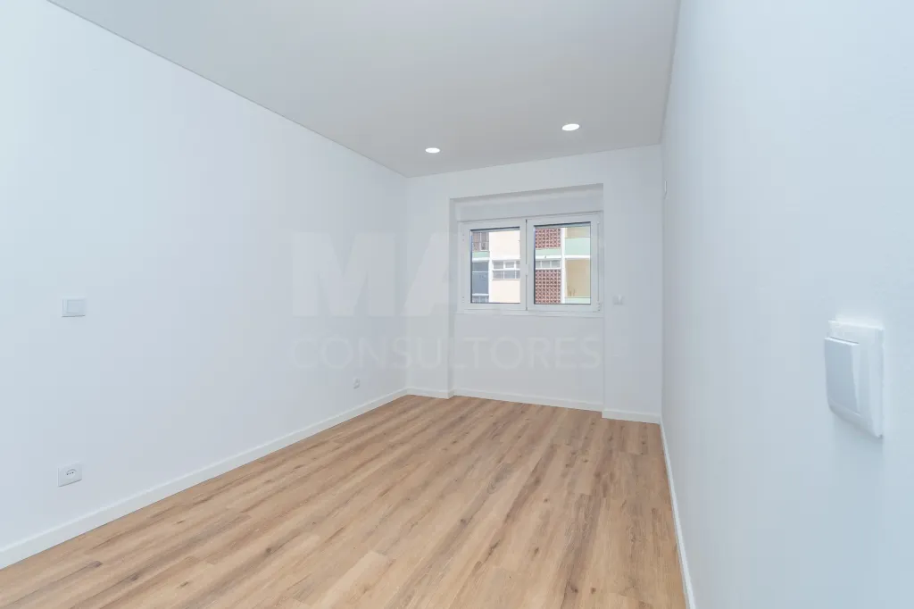 Apartamento T2 Totalmente Remodelado com Varanda no Coração de Alverca | Modernidade, Conforto e Localização de Excelência