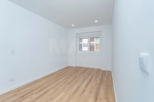 Apartamento T2 Totalmente Remodelado com Varanda no Coração de Alverca | Modernidade, Conforto e Localização de Excelência