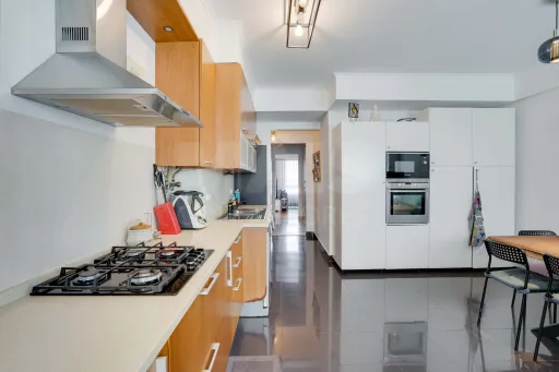 Apartamento T4 Remodelado na Rua Bartolomeu Dias na Portela de Sacavém