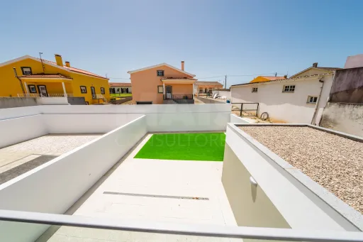 Exclusiva Moradia T4 Moderna com Conforto e Elegância Perto das Praias de Peniche