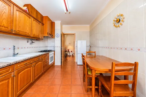 Apartamento T3 com elevador e lugar de garagem.