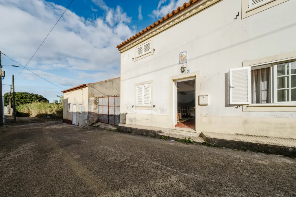 Moradia T2+1 com Logradouro