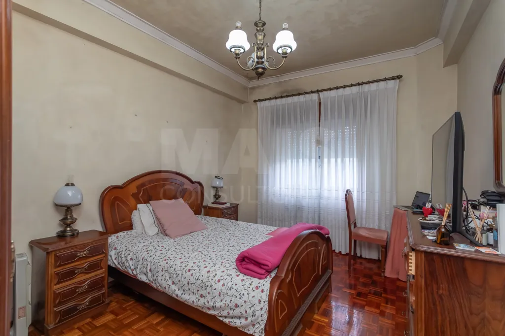 T3 com 3 Frentes e Potencial Único para Remodelação Moderna