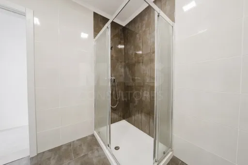 Moradia T5 com Armazém e Terreno na Usseira, Óbidos