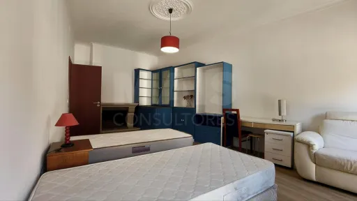 Apartamento T2 com Terraço e Potencial | Centro das Caldas da Rainha