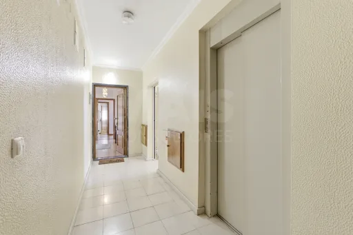 Apartamento T2 com varandas e arrecadação em Peniche