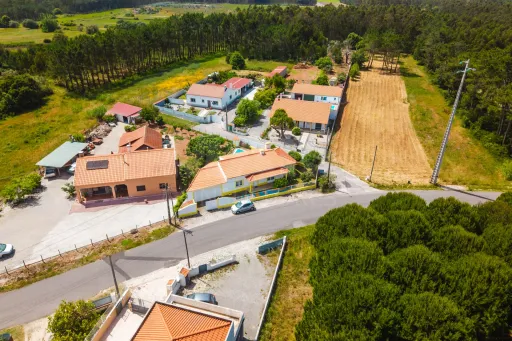 Moradia Térrea c/ piscina, árvores de fruto e garagem a 7 minutos da cidade