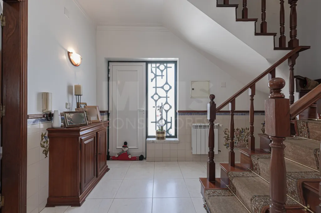 🏡✨ Moradia T4 em Alenquer com Piscina e Espaço de Convívio ao Ar Livre!