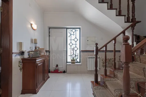 🏡✨ Moradia T4 em Alenquer com Piscina e Espaço de Convívio ao Ar Livre!