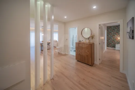 Apartamento T3 totalmente remodelado com vista para a Serra de Santa Iria – Vialonga (Granja)