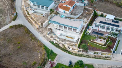 Moradia T4 com piscina em lote de 759m2 em Amoreira Óbidos