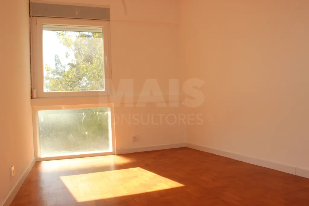 T3 remodelado na Parede: bairro tranquilo, a 10 minutos a pé da praia