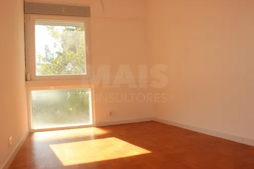 T3 remodelado na Parede: bairro tranquilo, a 10 minutos a pé da praia