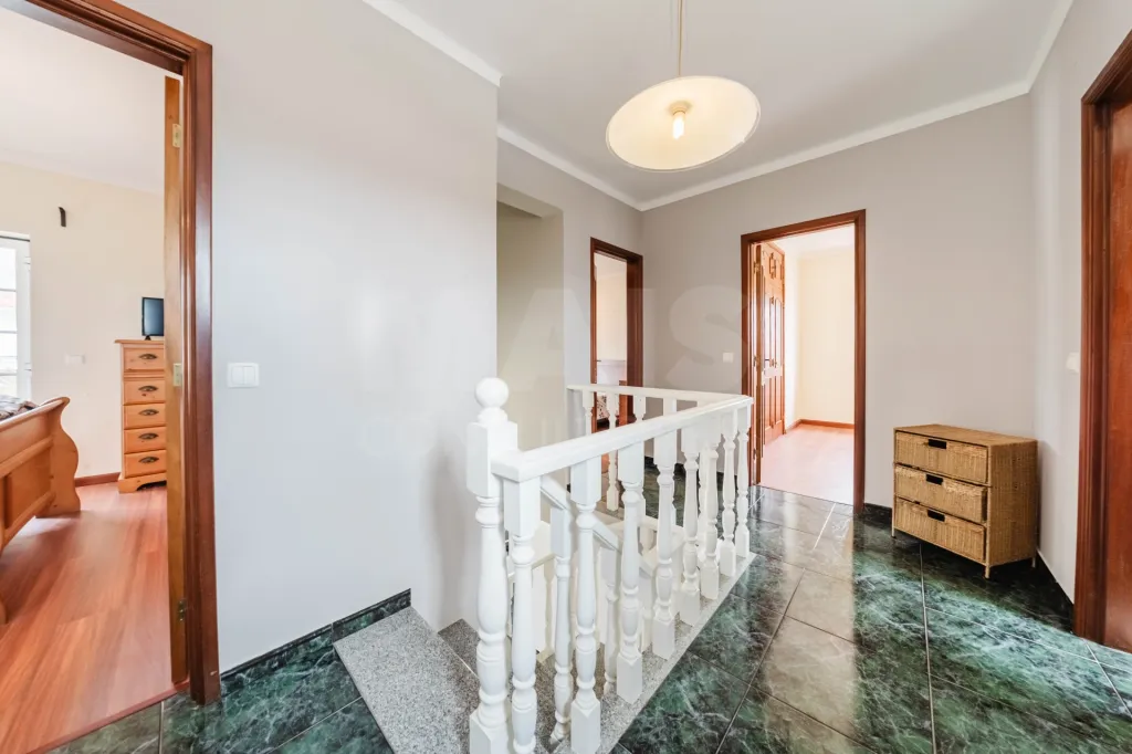 Moradia T4 em Olho Marinho | 260m² | Lote 734m²