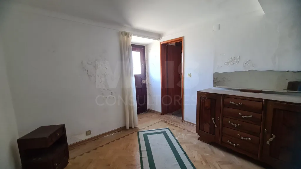 House with cellar and annex for restoration