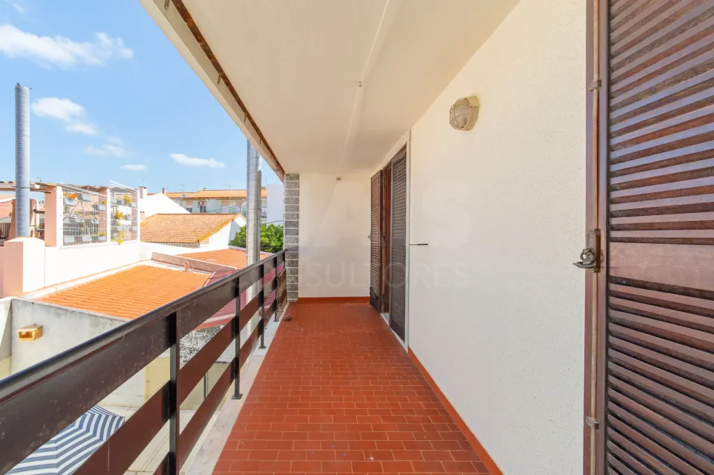 4-Bedroom House in Downtown Samora Correia