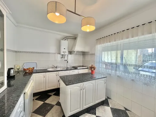 Moradia térrea com sótão e logradouro em Samora Correia