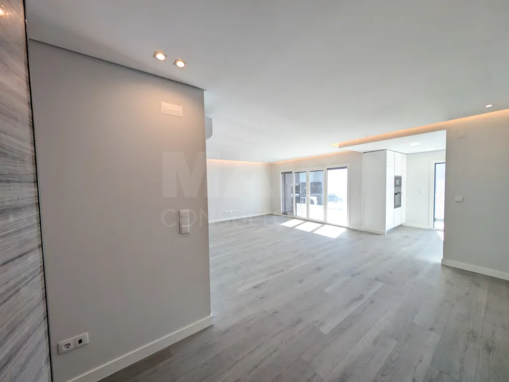 Urbanização Torres do Palácio, T2 com terraço de 45 m2 e box