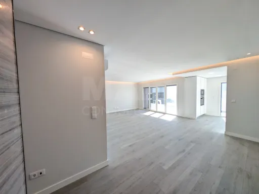 Urbanização Torres do Palácio, T2 com terraço de 45 m2 e box