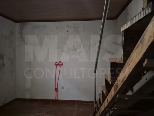 Oportunidade de Investimento em Vialonga – Moradia T2 para Remodelação