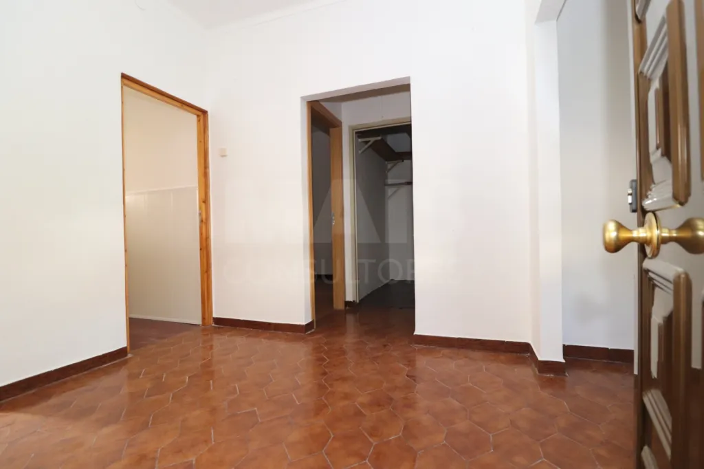 2-Bedroom Ground-Floor Apartment with Patio in Porto Alto