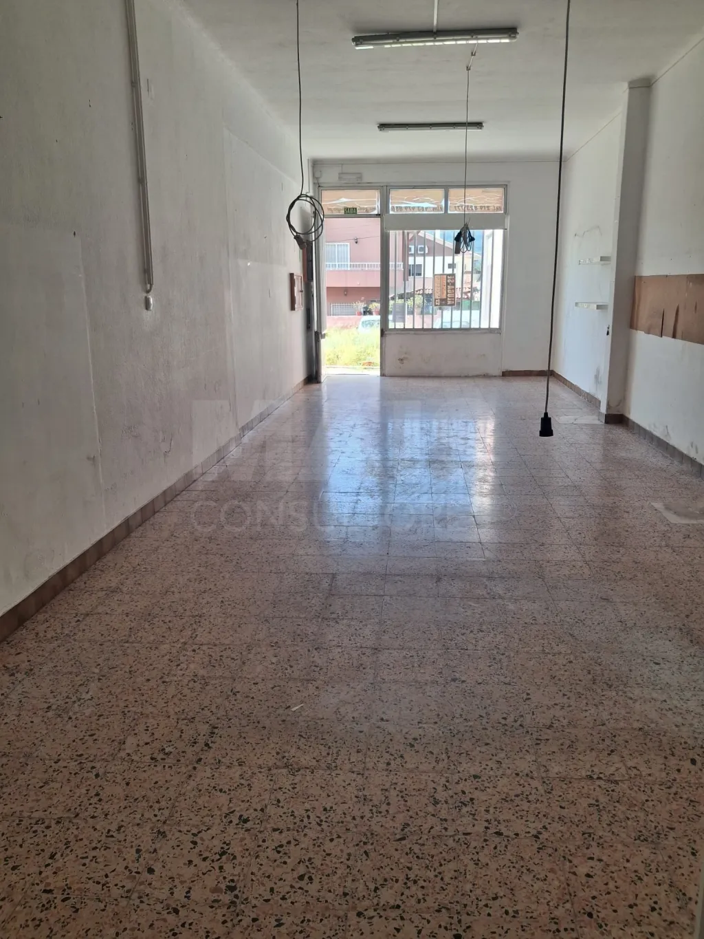 Store in Fanqueiros, Loures