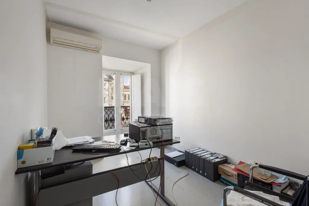 Oportunidade Única no Coração de Peniche — 124 m² com Potencial para Habitação