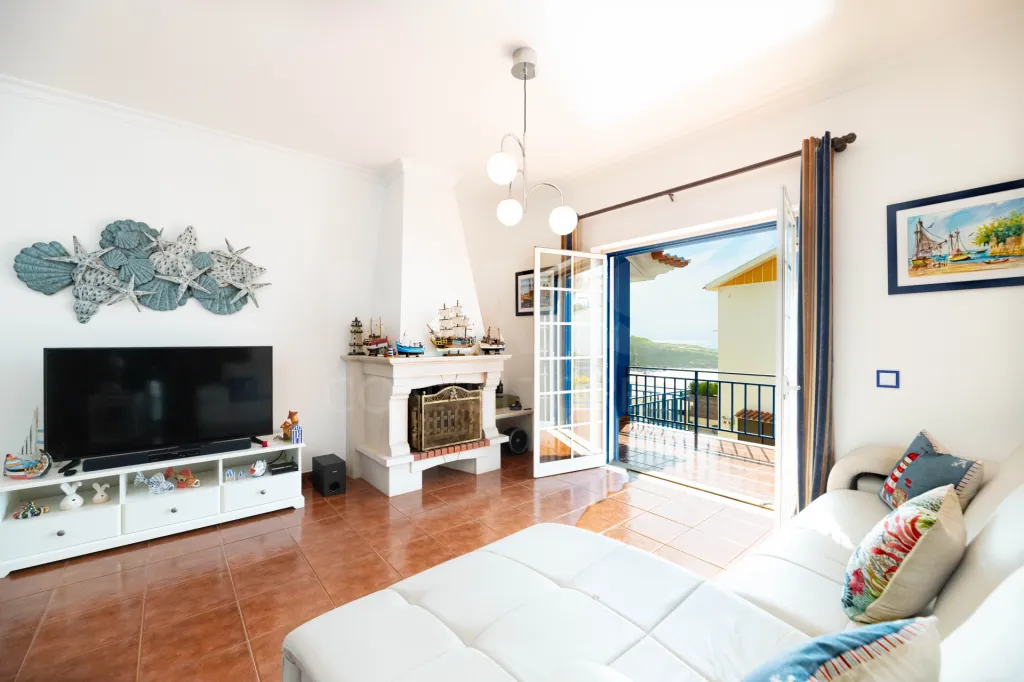 Apartamento T1 no 1° andar a 80 metros da Praia de São Lourenço, com vista mar da varanda da Sala e com garagem  ERICEIRA – RESERVA MUNDIAL DE SURF