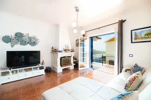 Apartamento T1 no 1° andar a 80 metros da Praia de São Lourenço, com vista mar da varanda da Sala e com garagem  ERICEIRA – RESERVA MUNDIAL DE SURF