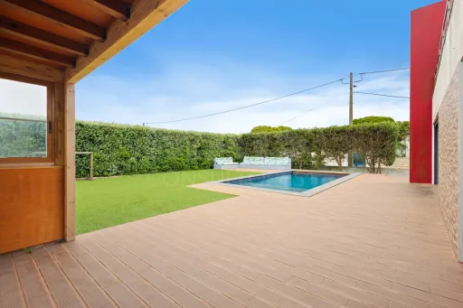 Deslumbrante Moradia T5 com Vista Mar, Piscina Privada e Excelente Exposição Solar