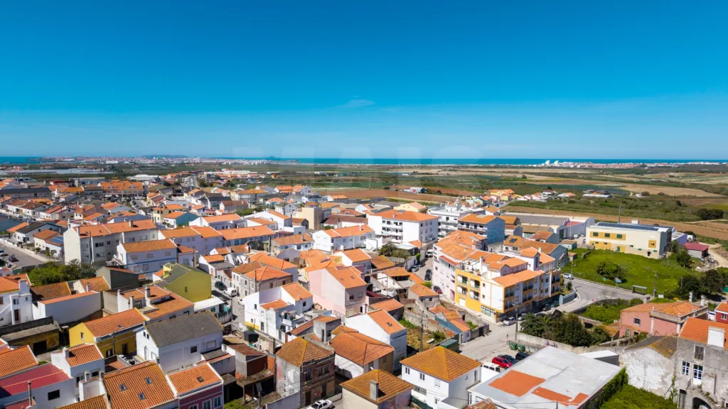 Moradia T3 com quintal para recuperar em Atouguia da Baleia