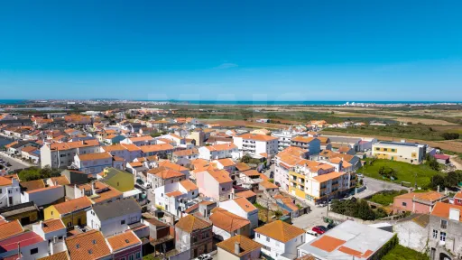 Moradia T3 com quintal para recuperar em Atouguia da Baleia