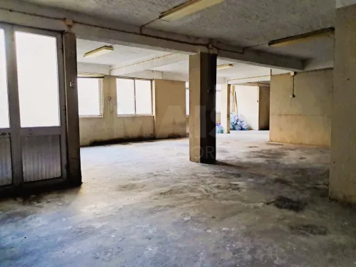 Armazém com Logradouro e Duas Entradas Principais - Centro de Castelo Branco