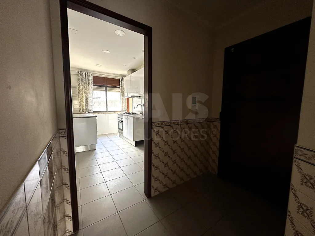 T2 Parcialmente Remodelado com Arrecadação | Brandoa