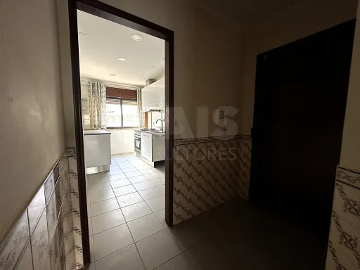 T2 Parcialmente Remodelado com Arrecadação | Brandoa