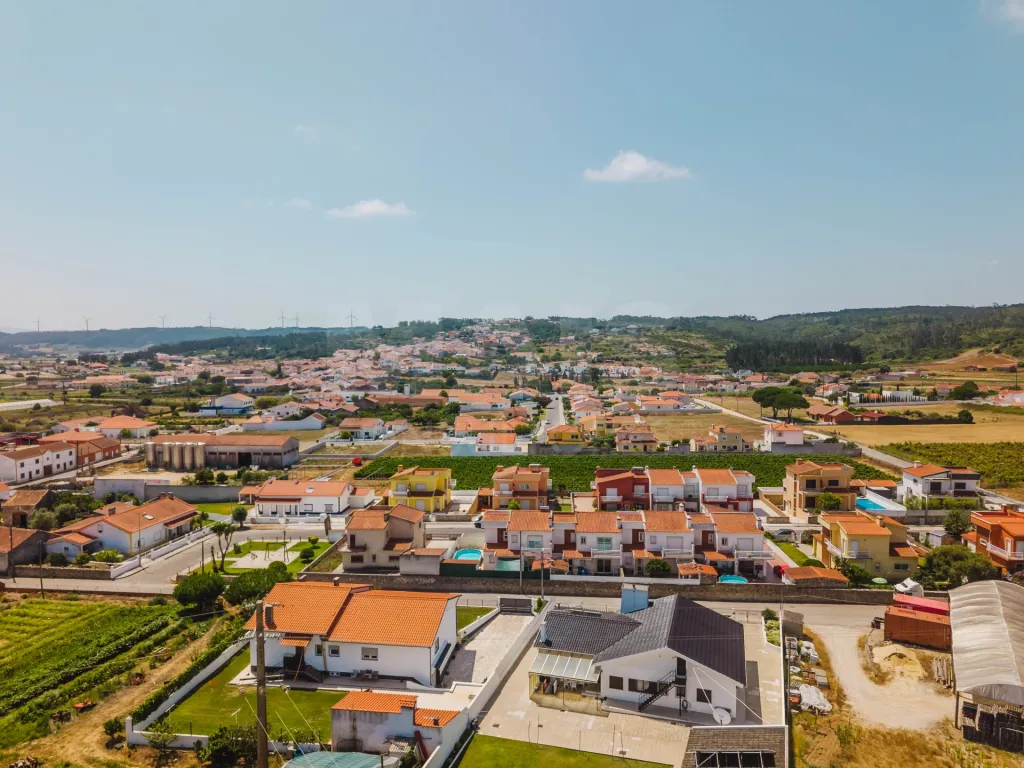 Moradia T4 com Jardim, Garagem e Churrasqueira no Centro de Olho Marinho – Óbidos