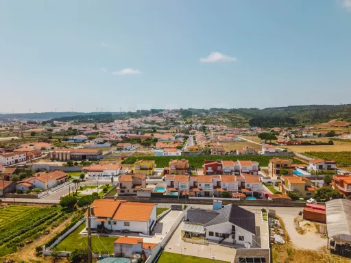 Moradia T4 com Jardim, Garagem e Churrasqueira no Centro de Olho Marinho – Óbidos